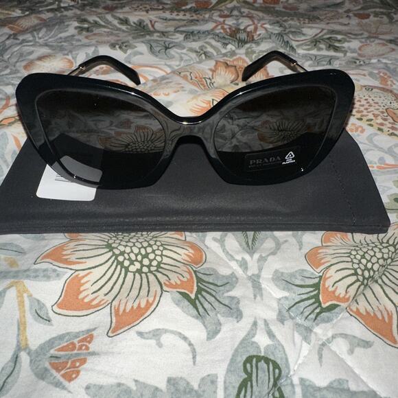 NEW PRADA SPR 03Y Black AUTHENTIC FRAMES SUNGLASS SE13 - Picture 1 of 6